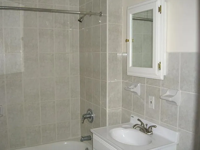 1256 Clay Ave — Photo 4