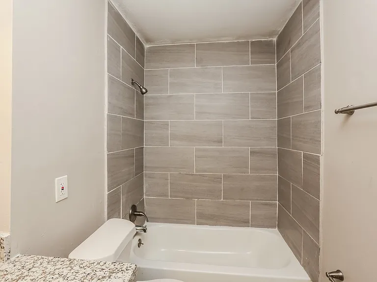 971136_029_bathroom_13463143.jpg