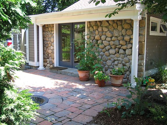 1100 sq. ft. Carriage House w/fb