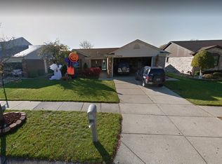 17878 Red Oaks Dr, Macomb, MI 48044