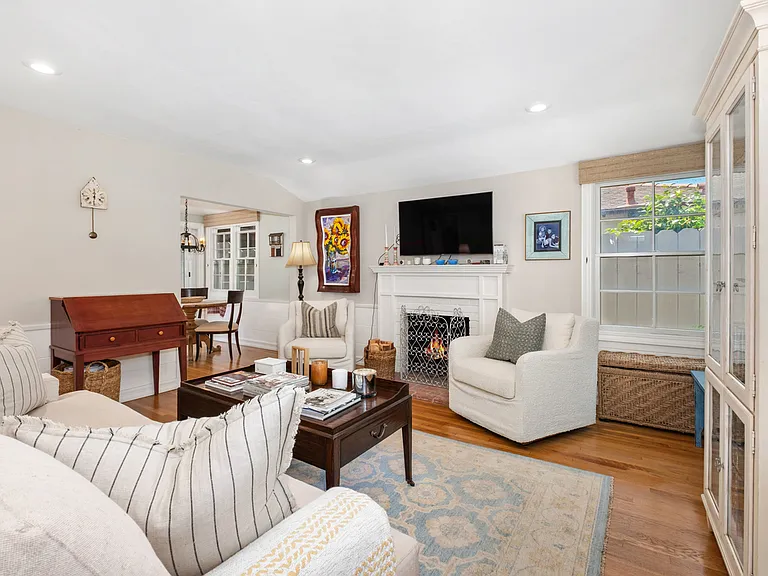 425 Graceland Dr — Photo 4