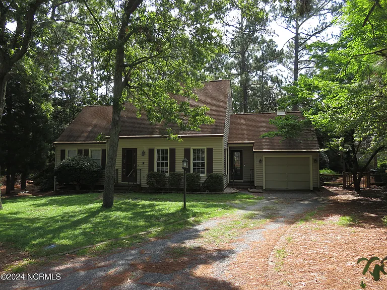 16 Cameron Ln — Photo 1