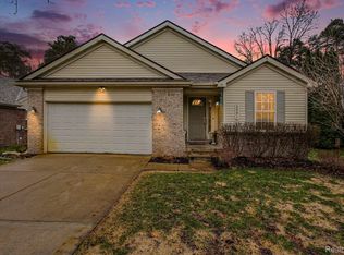 2661 Signature Cir, Pinckney, MI 48169