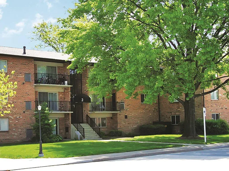 The Manor/The Manor East Apartments — Photo 15