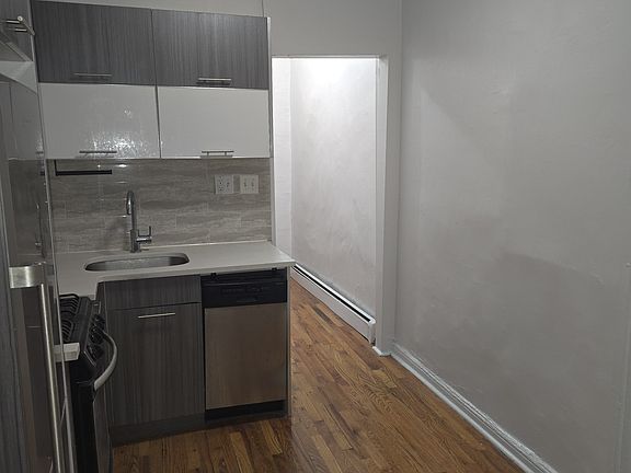 2nd image of 31 Montrose Ave APT 2L