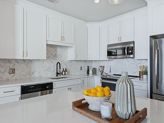 5th image of 600 12th Ave S APT 640