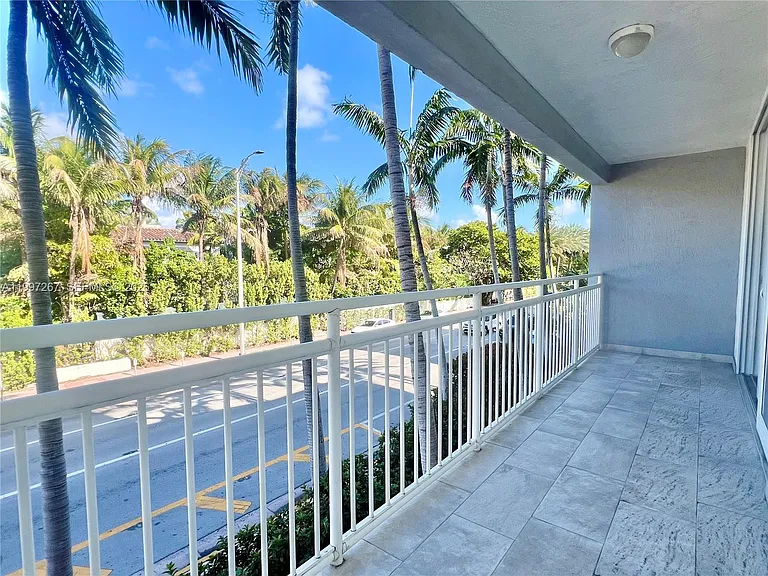 7832 Collins Ave #304 — Photo 3