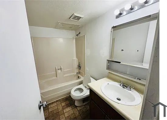 3 bed, 1300 sqft, $1,000 — Photo 1
