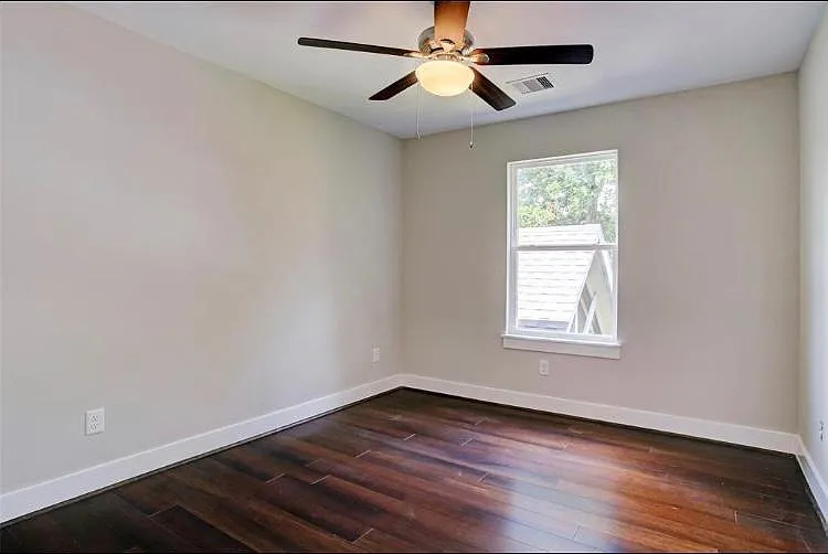 210 Marathon St — Photo 17