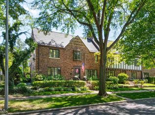 398 Rivard Blvd, Grosse Pointe, MI 48230