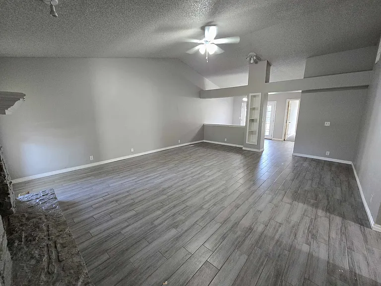 217 Cypress Dr — Photo 2