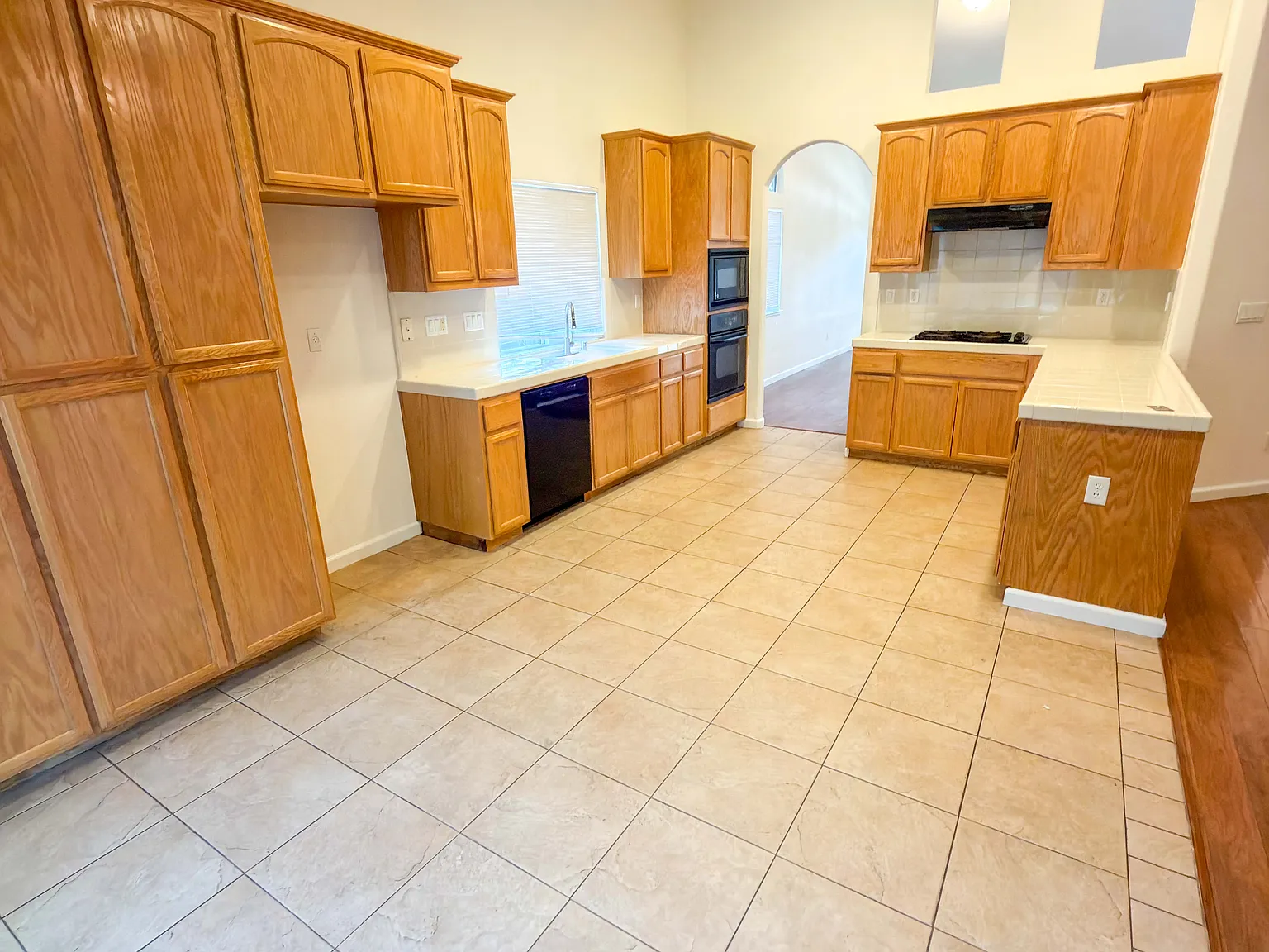 4 bed, 2255 sqft, $2,600 — Photo 4