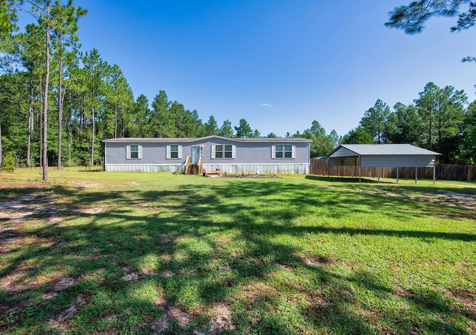 Spacious 5-Bedroom Home with Huge Fenced Yard in Milton! — Photo 2