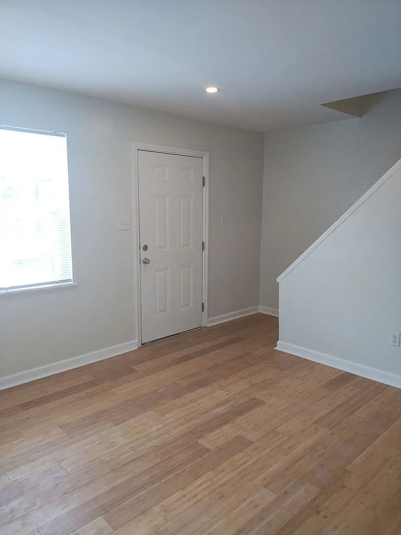 2 bed, 1.0 bath, 795 sqft, $1,295 — Photo 2