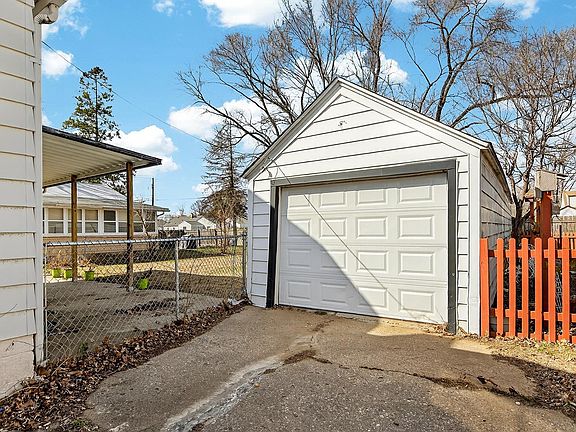 3rd image of 2823 Ridgeway Ave