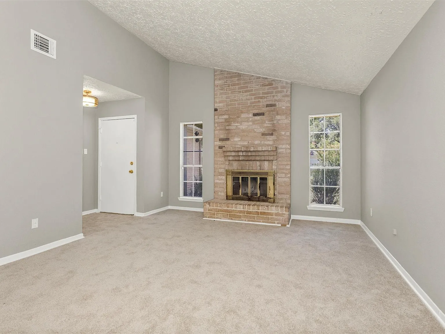 3 bed, 2.0 bath, 1275 sqft, $1,800 — Photo 4