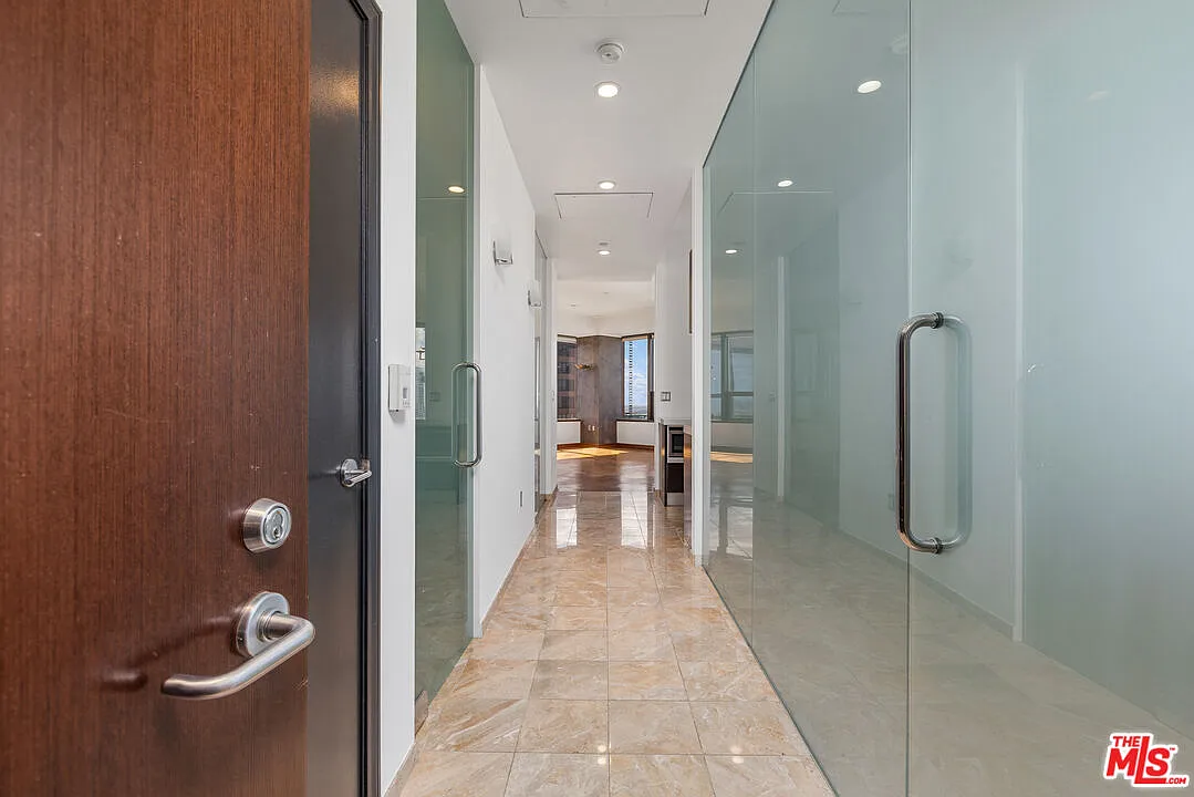 2 bed, 1.0 bath, 1140 sqft, $4,100 — Photo 2