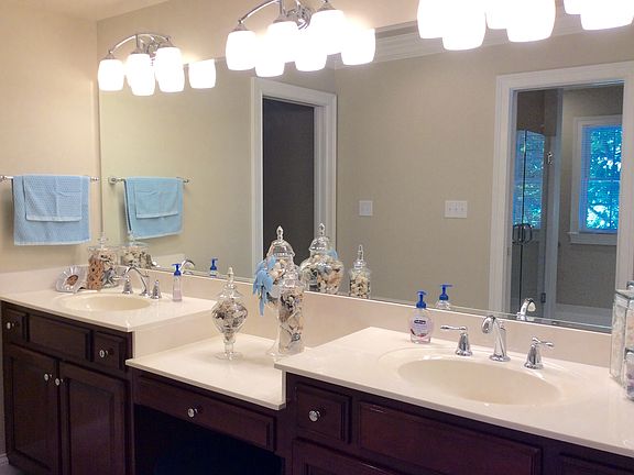 Master Sinks & Make Up Area