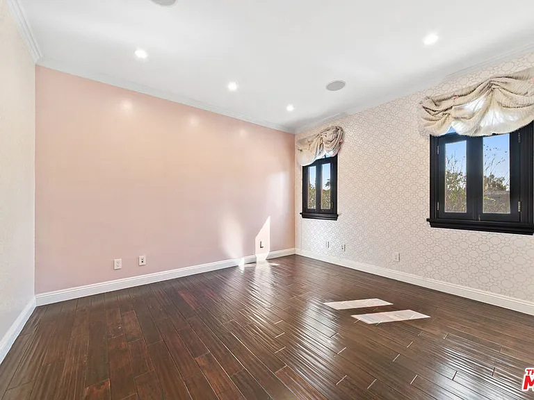 458 N Flores St — Photo 18