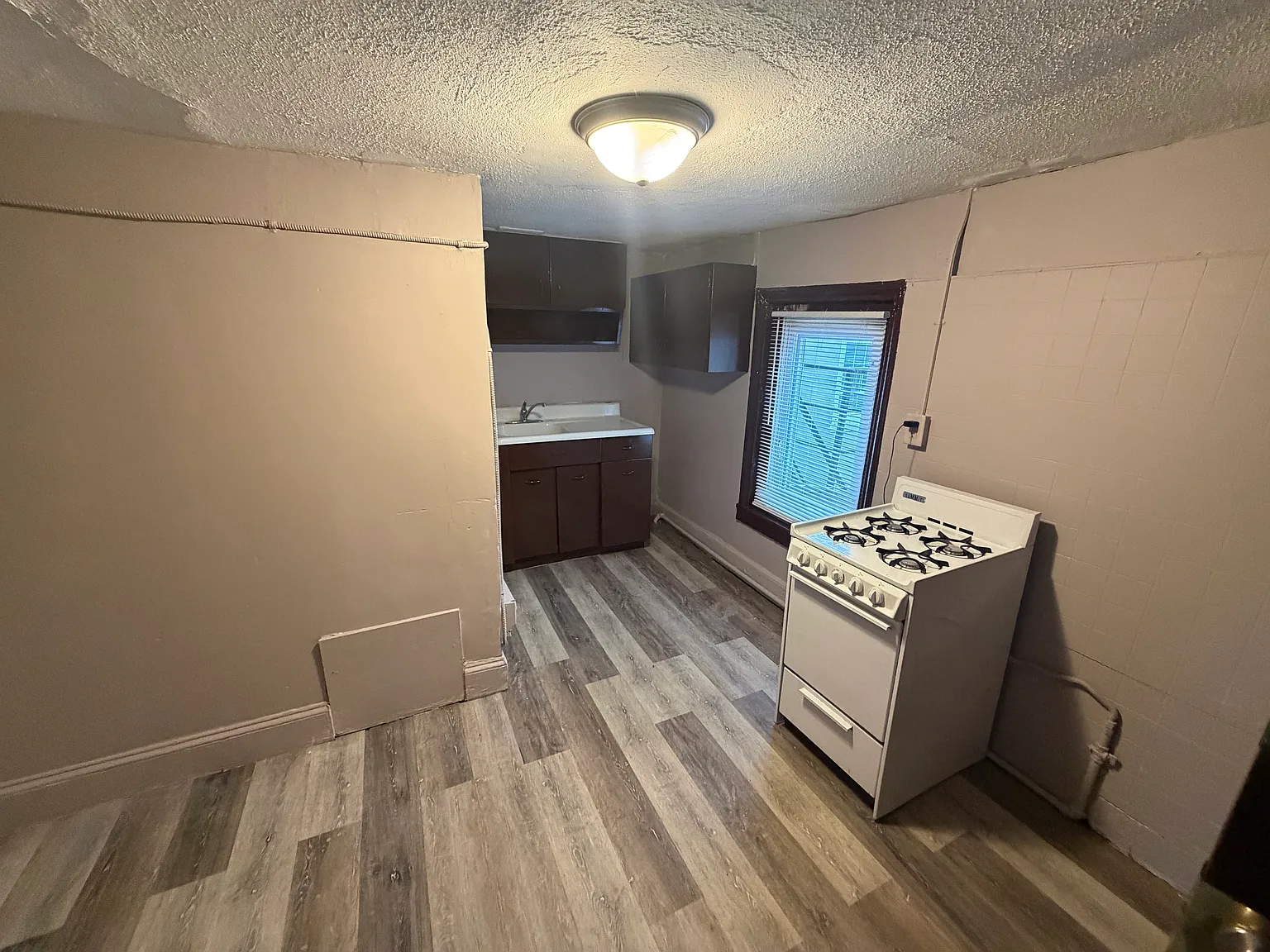 2 bed, 700 sqft, $800 — Photo 2