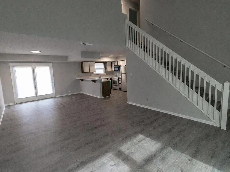1913 Greenleaves Ct — Photo 5