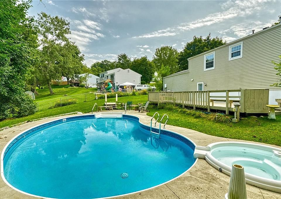 1st image of 10 Debran Dr