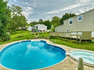 10 Debran Dr, Henrietta, NY 14467