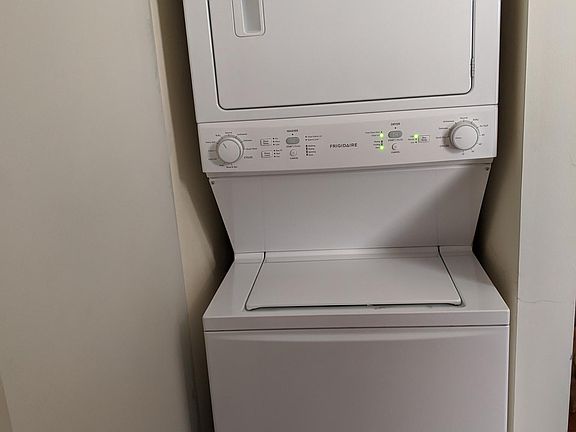 4th image of 1374 N Wolcott Ave #2F