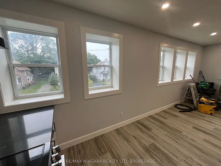 243 Dufferin St #UPPER FRONT — Photo 4