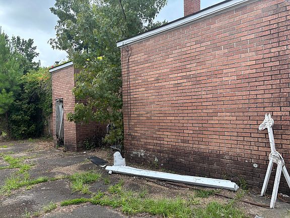 2nd image of 408 Sunset Dr