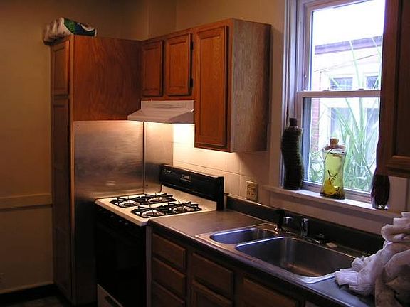 Kitchen. Gas range. Dishwasher, Disposal