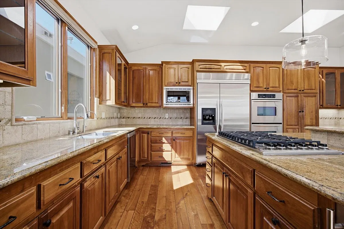 3 bed, 2344 sqft, $12,500 — Photo 4