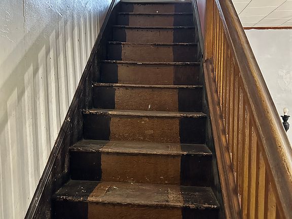 3rd image of 125 E 3rd Ave
