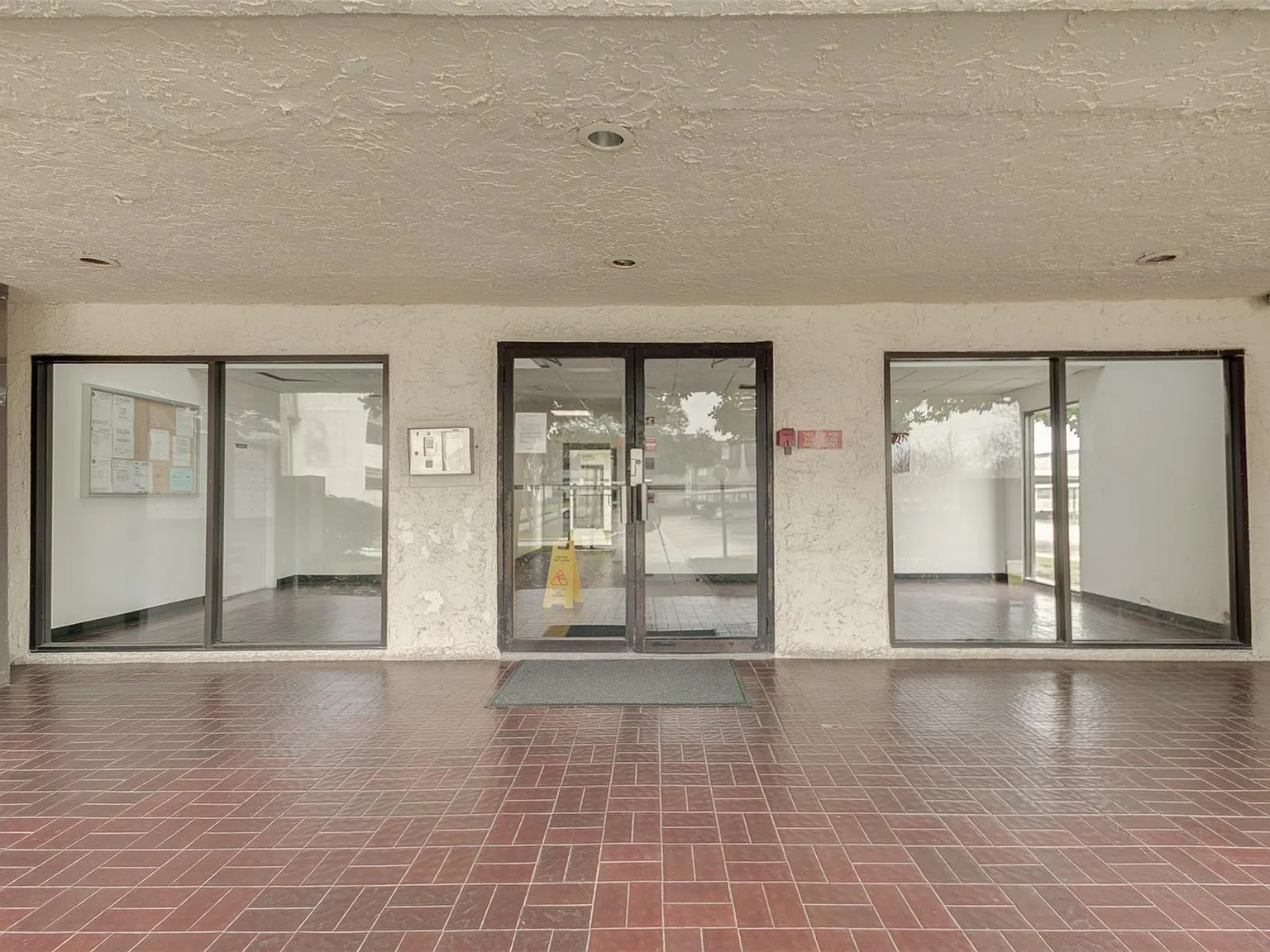 1 bed, 1.0 bath, 742 sqft, $1,100 — Photo 2