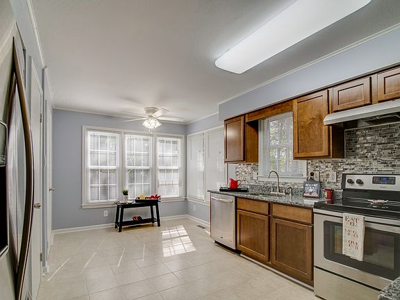 Kitchen w gray/white granite