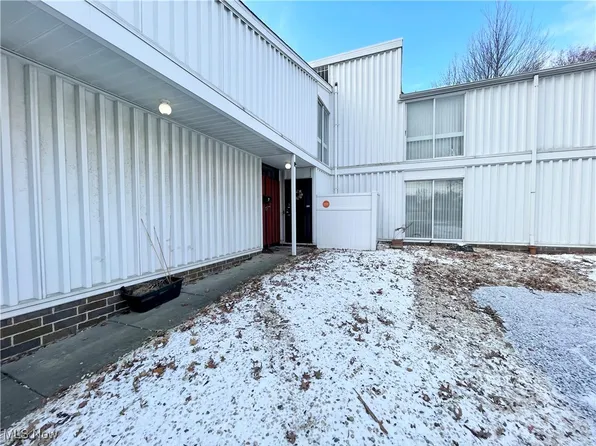 7 Sutton Pl #7, Cleveland, OH 44120