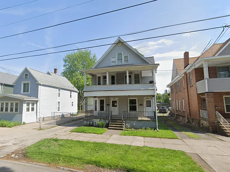 1015-15 1/2 W 10th St — Photo 1