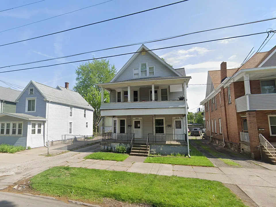 1015-15 1/2 W 10th St
