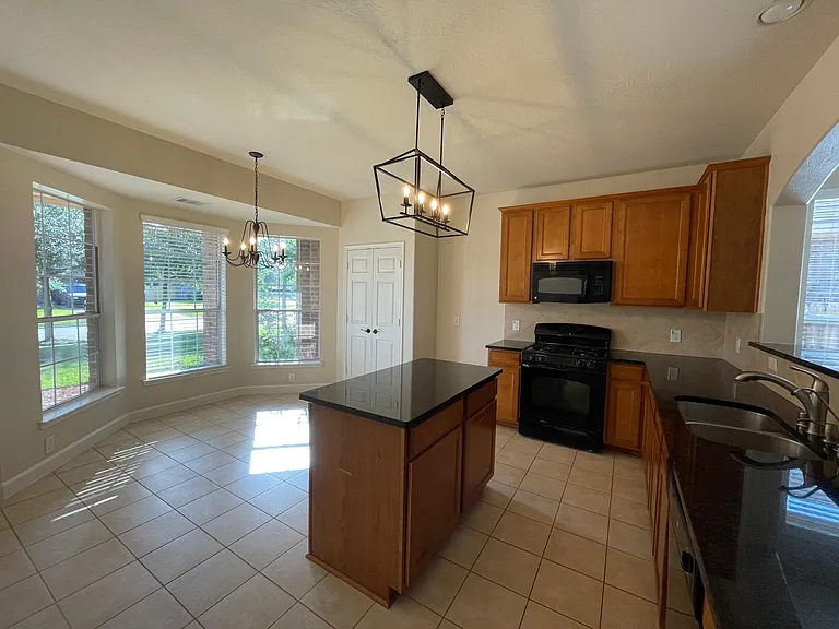 2313 Cantabria Ln — Photo 4