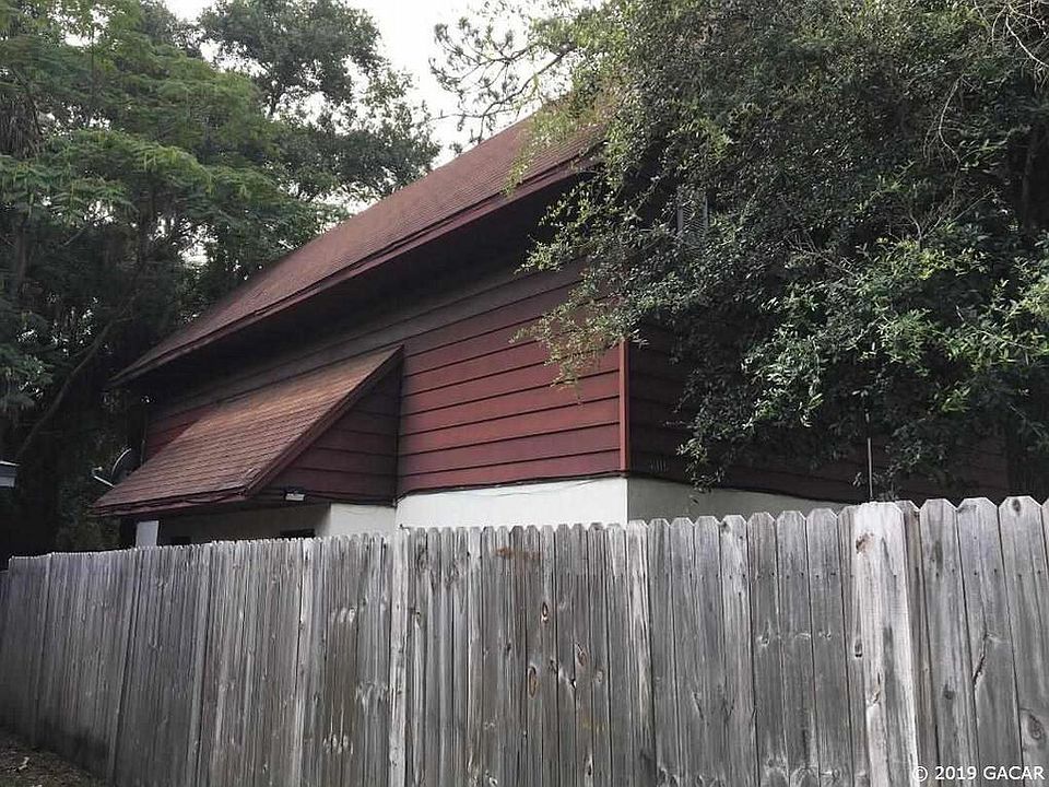 Fenced Yard. We are pet friendly!