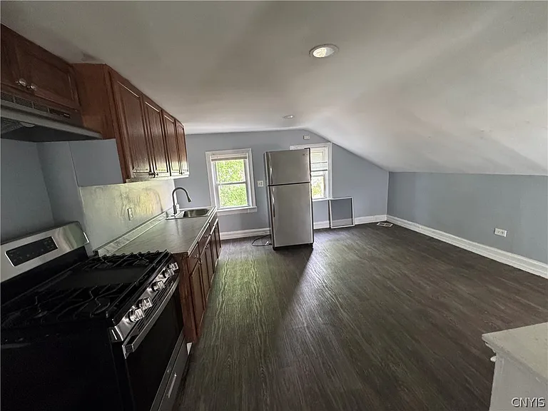 724 Warren St — Photo 2