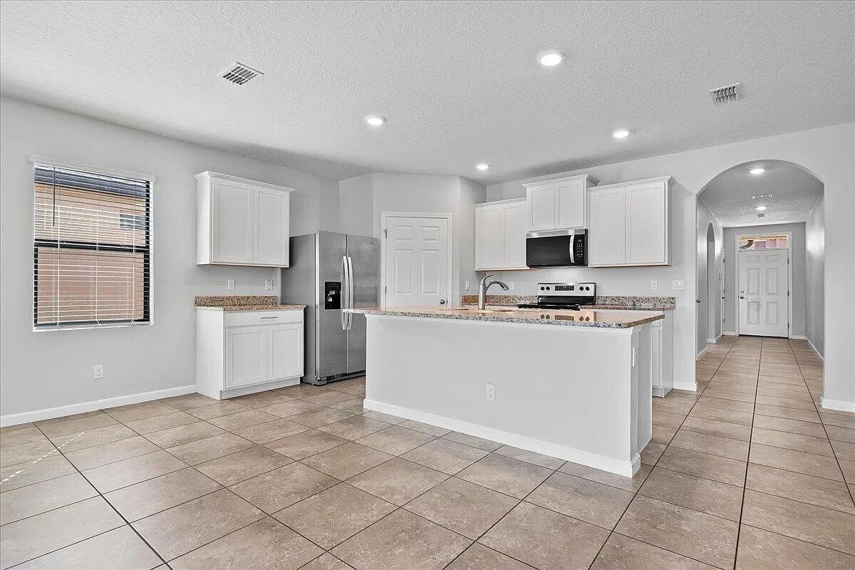 4 bed, 2.0 bath, 1916 sqft, $2,700 — Photo 4