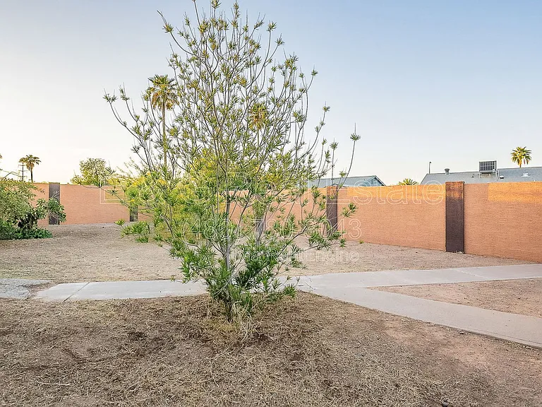 1022 W Apollo Ave — Photo 14