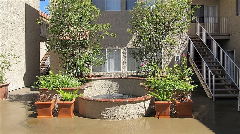 Fountain & courtyard - Warner Courtyard, Canoga Park