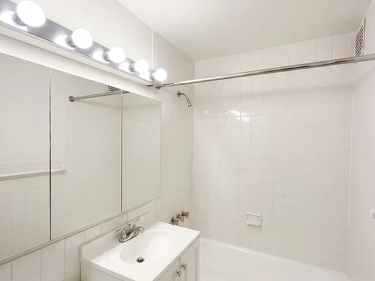 333 E 49th St #3P — Photo 7