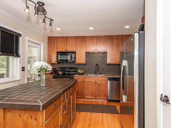 4th image of 111 Fieldstone Dr