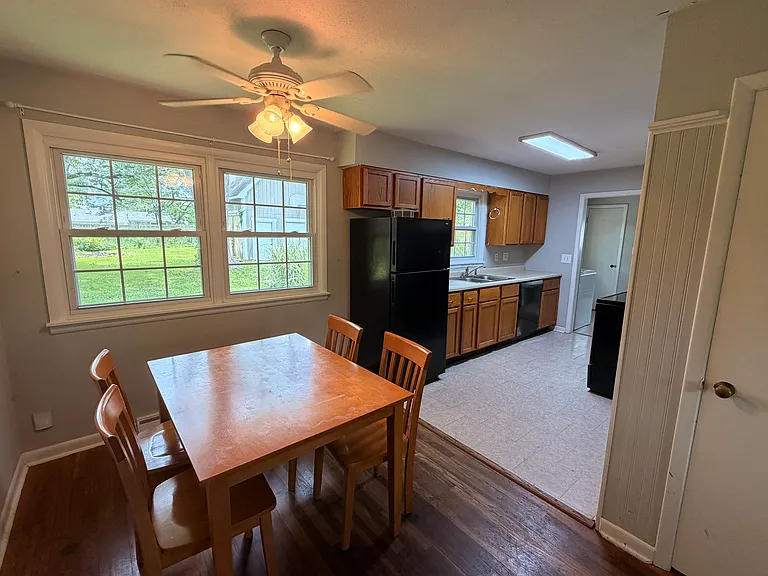 836 E Auman Dr — Photo 2