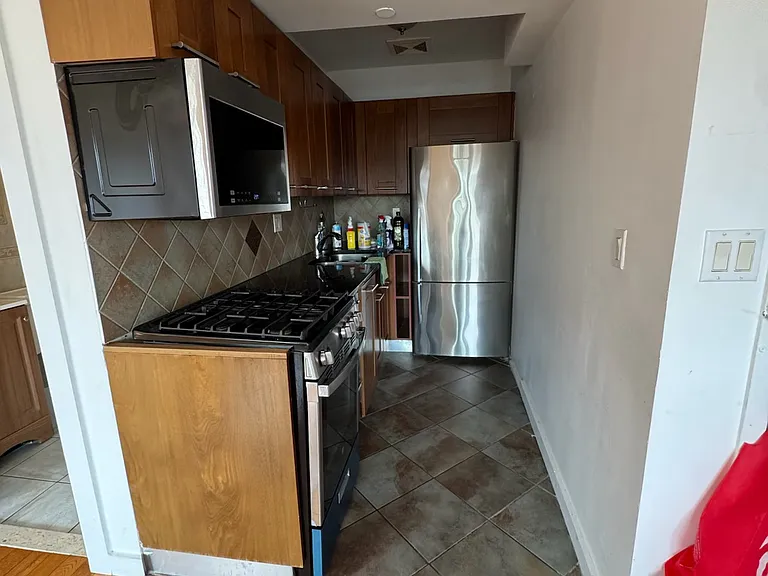 977 E 12th St #6 — Photo 2
