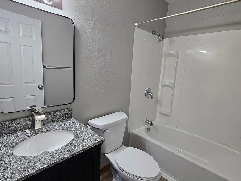 1635 W Lynn St — Photo 9