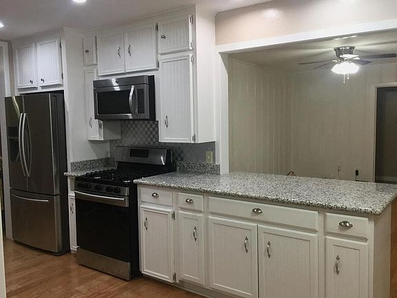 3rd image of 802 Woodstock St